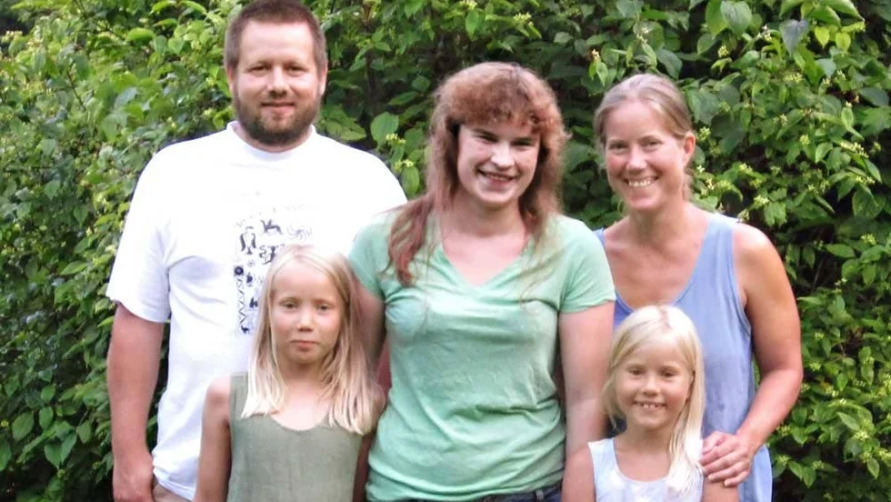 Familjen Andersson Norling har utsetts till Gotlands bästa grannar 2014 av tidningen Land. På bilden Martin Andersson, Anso Norling, Maria Sjöman samt barnen Torunn och Alma.