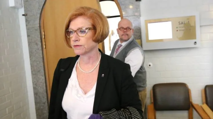 Landshövding Cecilia Schelin Seidegård med lagmannen Mikael Mellqvist i bakgrunden.