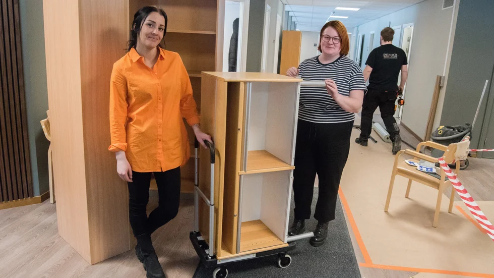 Josefine Andersson och Johanna Ström, samordnare i hemtjänsten, förbereder inför att återstoden av personalen ska flytta in i lokalerna i gamla Grytnäs hälsocentral i september.