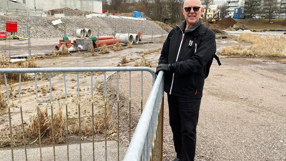 Tinnerbäcken kommer att gå nedanför slänten vid nya simhallen om inte Roine Öhammar 
och Tinnis.nu, där han nu är nyvald ordförande, får som de vill, att bäcken ska gå under området som i dag.