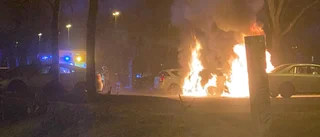 Flera personbilar brändes upp i Nyfors – maskerade ungdomar flydde från platsen