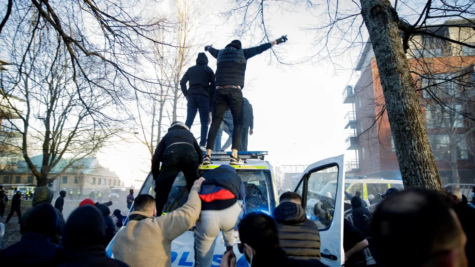 I samband med att den högerextreme politikern Rasmus Paludan fått tillstånd att arrangera en allmän sammankomst i Sveaparken i Örebro på långfredagen uppstod våldsamma upplopp.