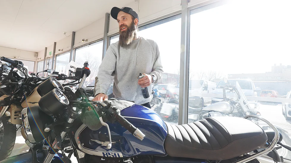 Mikael Eriksson driver MC-Verkstan på Björksgatan som är auktoriserad återförsäljare av Piaggogruppens varumärken. Dit hör den blå Moto Guzzin i förgrunden.