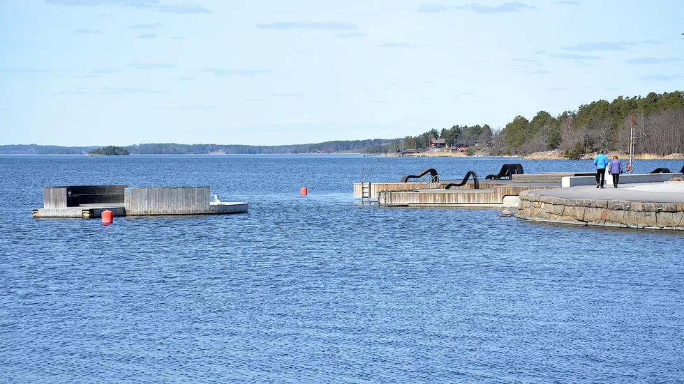 Västervik har fått badplatser och strandpromenader. Gamlebybor är kritiska till att Gamleby hamn är avspärrad och att sjönära satsningar i Västervik går före.
