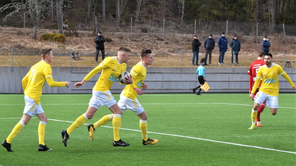 Adam Härnström och Daniel Malmström Arnesson löste en ny trepoängare för Kisa BK.