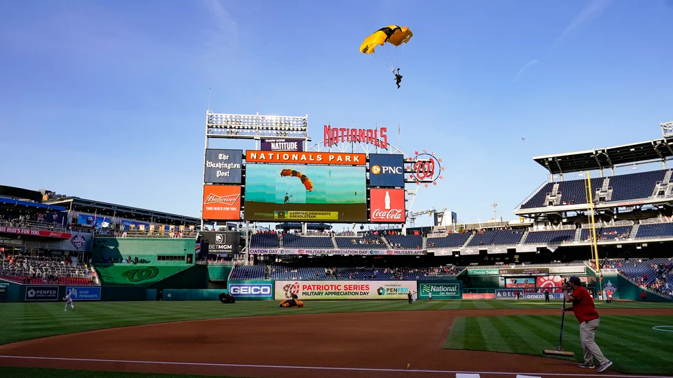 Fallskärmshoppare från USA:s armé landar på National Park inför matchen.