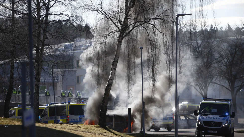 Rökmoln från Navestad sågs över Norrköping på söndagen. 