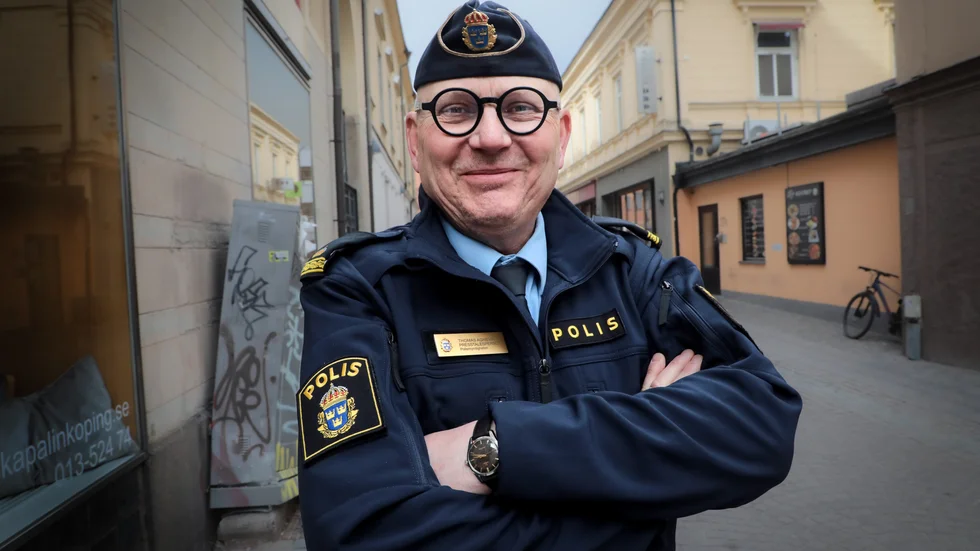 Thomas Agnevik arbetade i över 40 år inom polisen, den sista tiden som presstalesperson inom polisens Region Öst. Han slutade våren 2022. Nu är han vårt expert när vi tar oss an blåljuslingot!