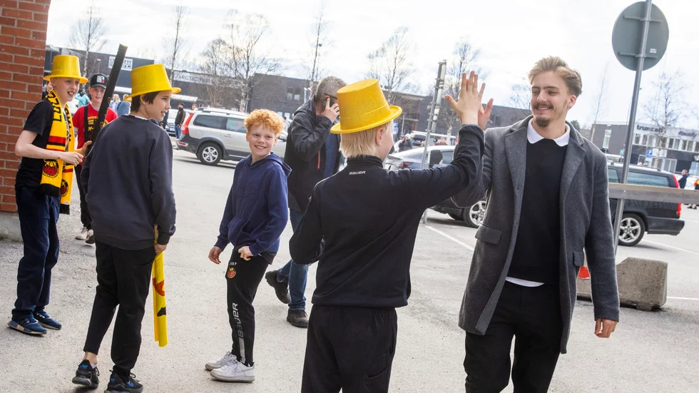 SM Final 7 – Vimmel från Coop arena. Hockeyspelaren Isac Brännström möter fansen.