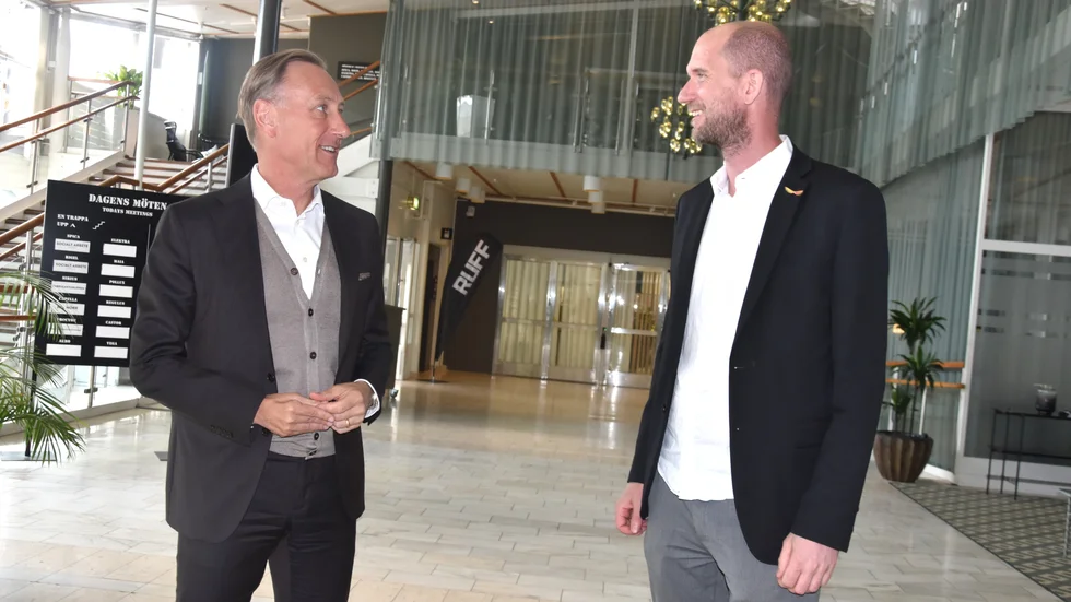 Svenskt Näringslivs vd Jan-Olof Jacke (t v) pratar med regionchefen Mats Andersson. ”Det som har lockat mig hit till Skellefteå är den enorma tillväxten som det har varit spännande att höra om", säger Jacke.
