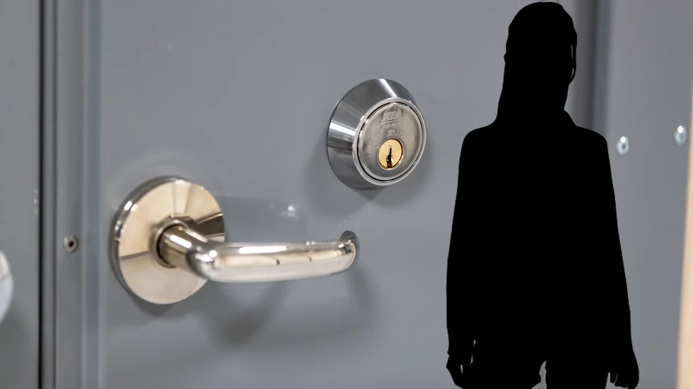 Den 20-åriga kvinnan hade två skjutvapen i sin lägenhet. Om vapnen kan kopplas till någon av de senaste årens skjutningar ska utredas.
