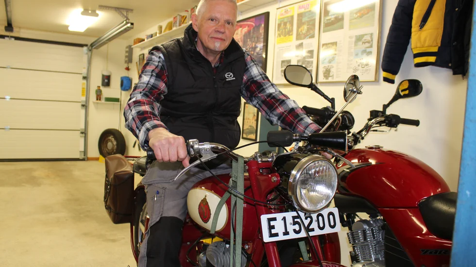 En renoverad motorcykel av märket NV från 1951 ingår i Tommy Jonssons nostalgisamling - med den E-beteckning som mc-n hade som ny på 1950-talet.
