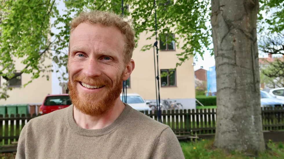 Tomas Bovinder gör klimatet en tjänst genom att minska på utgifter och förvärvsarbete. Det ger honom mer tid till egna projekt och för familjen.