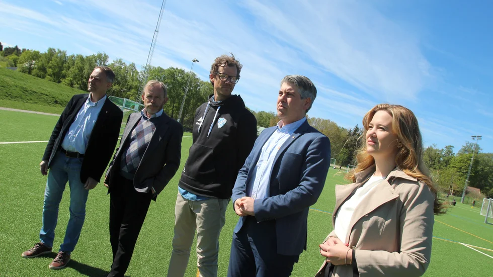 På plats i Ekängen, på besök hos Ekängens IF:s ordförande Erik Egir (i mitten), presenterade den styrande alliansen i ett paket av satsningar på bad- och motionsanläggningar i Linköping. Närvarade gjorde Lars Vikinge (C), Gustaf Appelberg (L), Niklas Borg (M) och Denisé Cassel (KD).