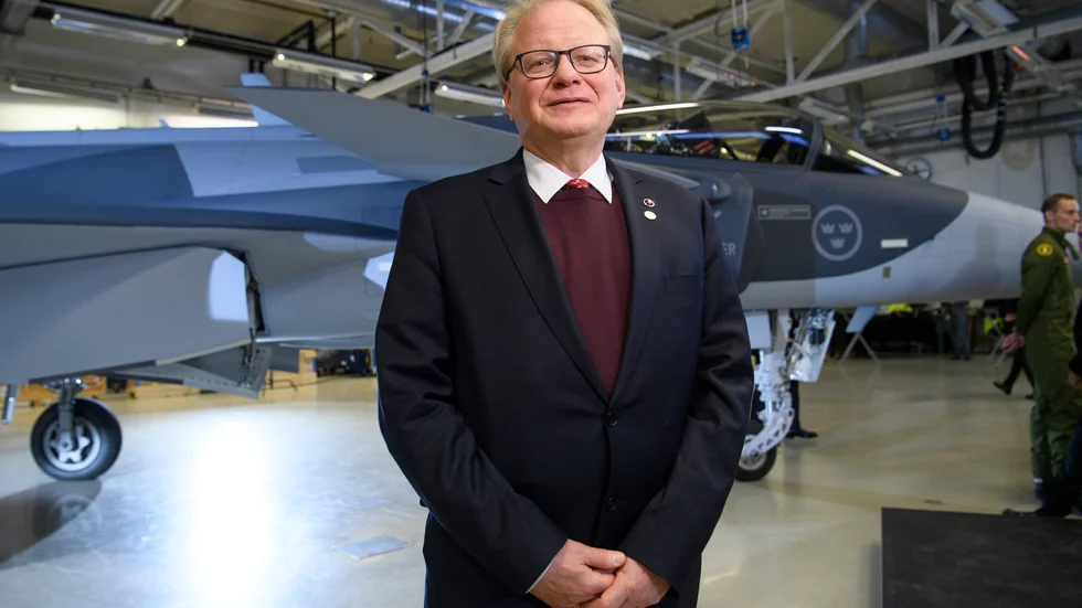 Borgarpressen beskriver försvarsminister Peter Hultqvist (S) som en kappvändare.