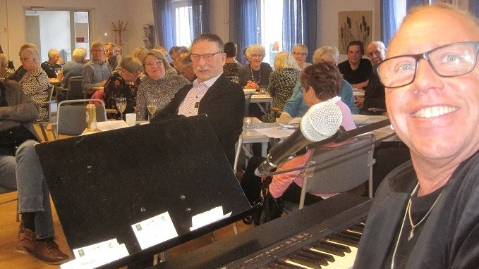 Det var fullsatt på Åkerbärets PUB-afton, då välkände Stefan Gunnarsson stod för underhållningen.