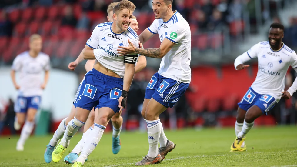 IFK Norrköpings Christoffer Nyman jublar med lagkamrater efter segermålet borta mot Helsingborg.