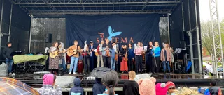 Hör Motalas nya orkester premiärspela– i regnet