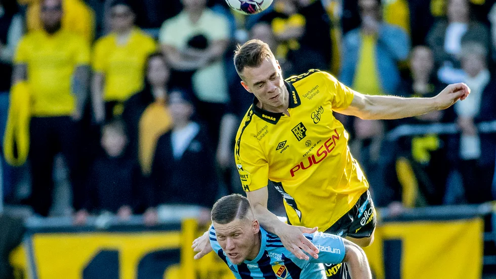 Elfsborgs Leo Väisänen når högre än Djurgårdens Victor Edvardsen på Borås arena.