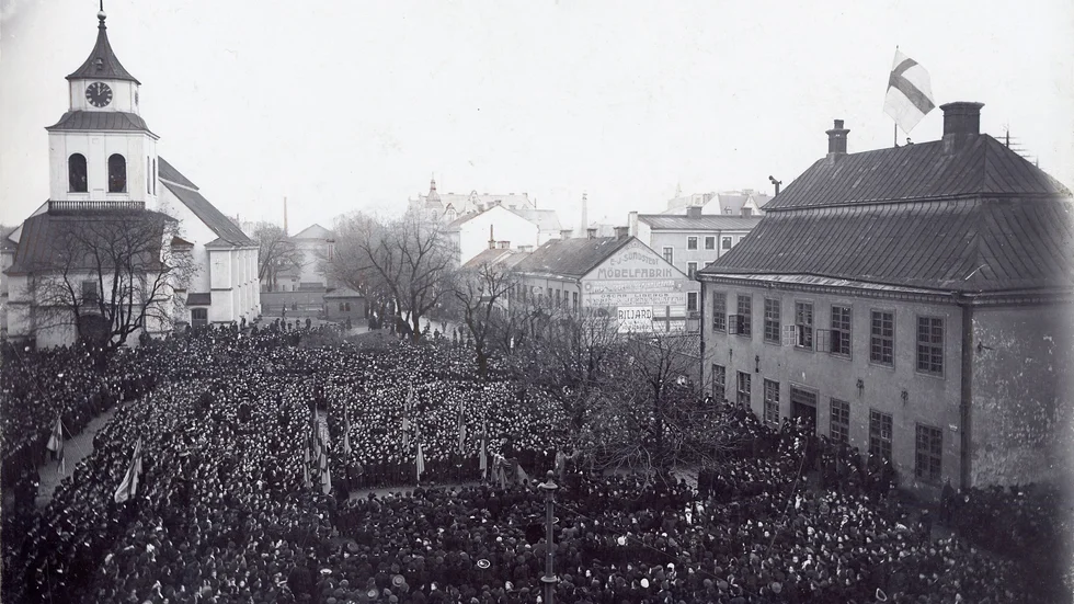 ”När den rena svenska flaggan hissade å rådhuset den 1 november 1905”. Ur fotosamlingen Swartzens Minnen, Norrköpings stadsarkiv.