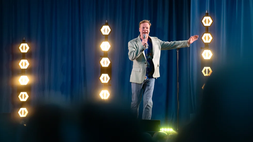 Johan Glans avslutade showen med att "tvinga" publiken att sjunga allsång.  Ett tilltag som blev roligare och roligare vartefter, tycker vår recensent. 