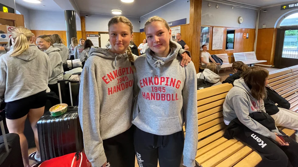 Linnea Alvin och Linnea Karlsson Lindevall är taggade på att få åka och hänga med laget i en vecka under turneringen.