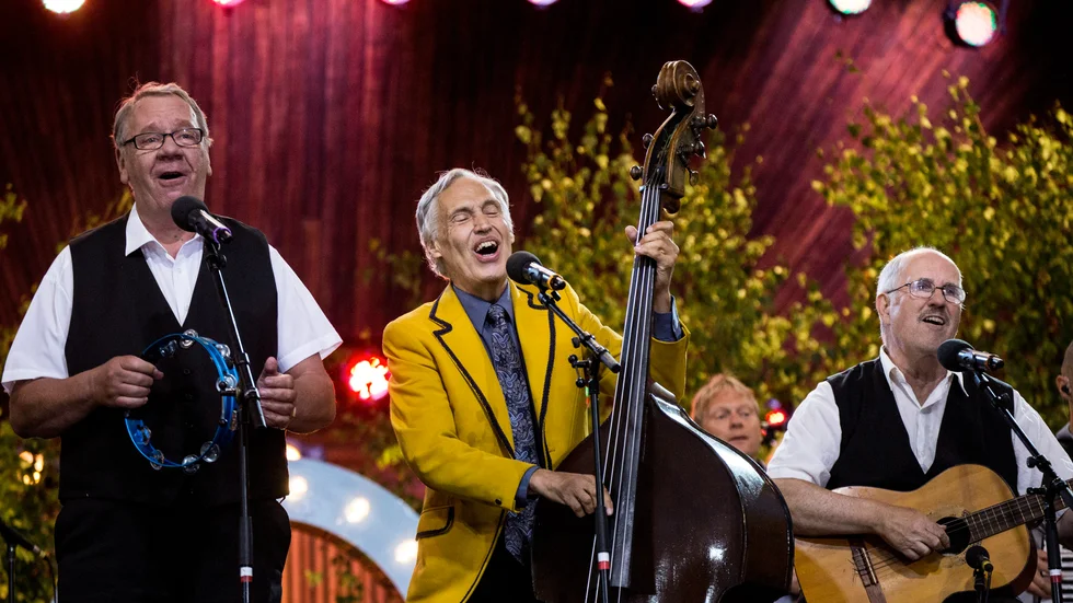 Jan-Erik Lindqvist och hans band, vid framträdande i Allsång på Skansen 2013.
