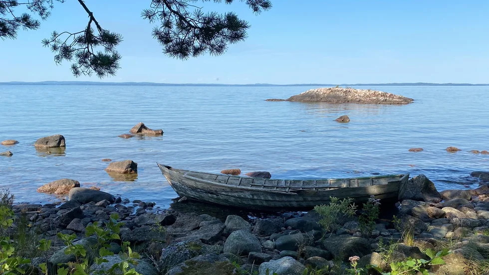 Vättern vid Västanvik. På andra sidan ligger Karlsborg där Försvarets Materielverk har sin provplats.