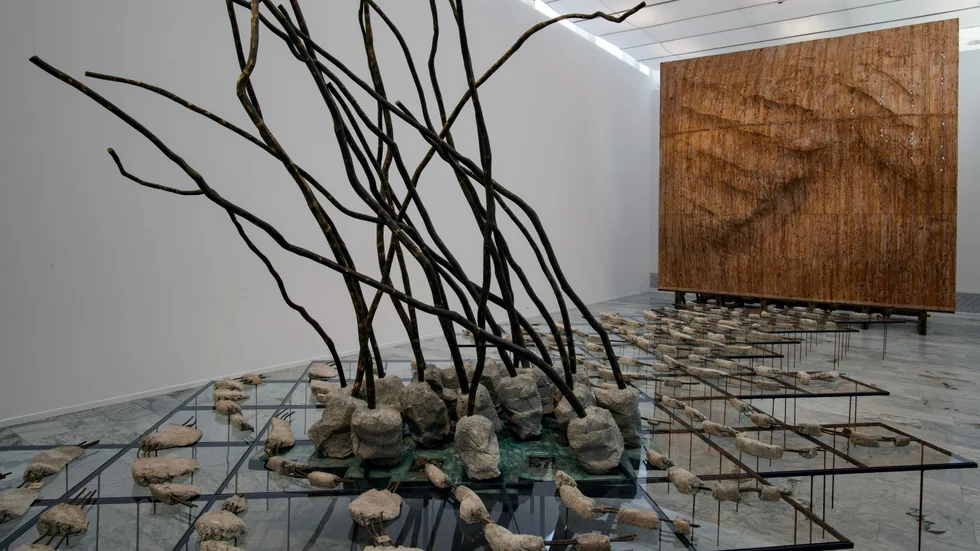 Lars Kleens konstruktioner "Flod" (2021-2023) och "Vägg"(1986-1989) visas nu på Norrköpings konstmuseum. 