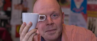 Hemma i ensamheten skapar han sina texter