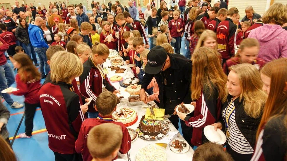 Tårtkalas. Det var både många goda tårtor och många barn och unga i Alsike sporthall under tårtkalaset.