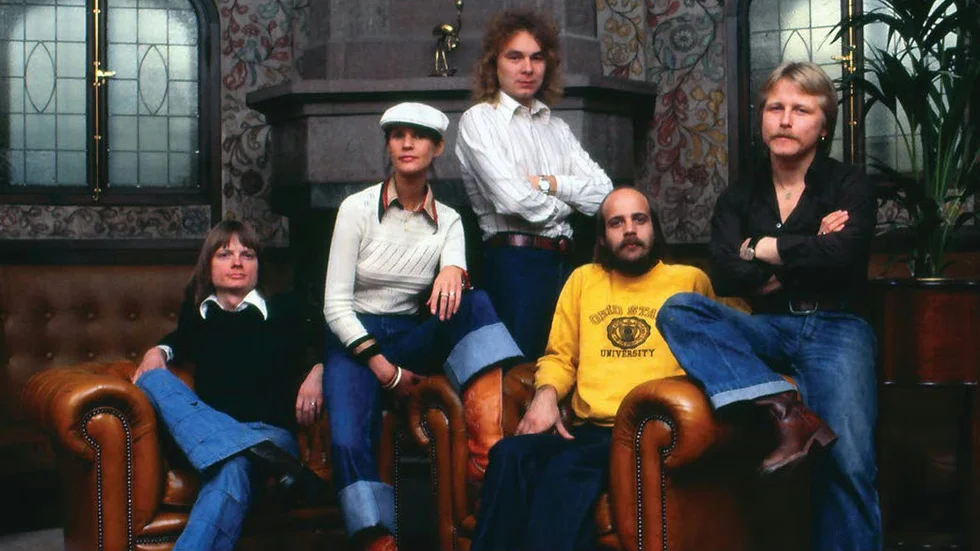 Nostalgi. Stardust Revival i 70-talsstuk. Från vänster Sven-Magnus Wirblad, May-Britt Wirblad, Jorma Kajansuu, Tomas Nauwelaertz de Agé och Edmund Franzén.
