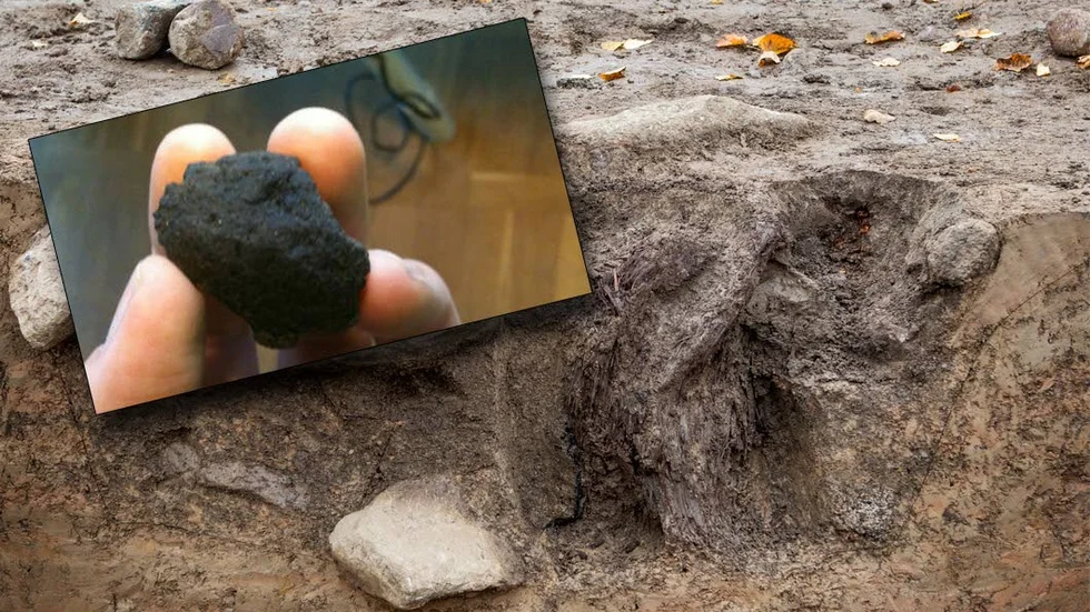 I ett liknande stolphål hittades brödbiten som syns i bild till vänster.
