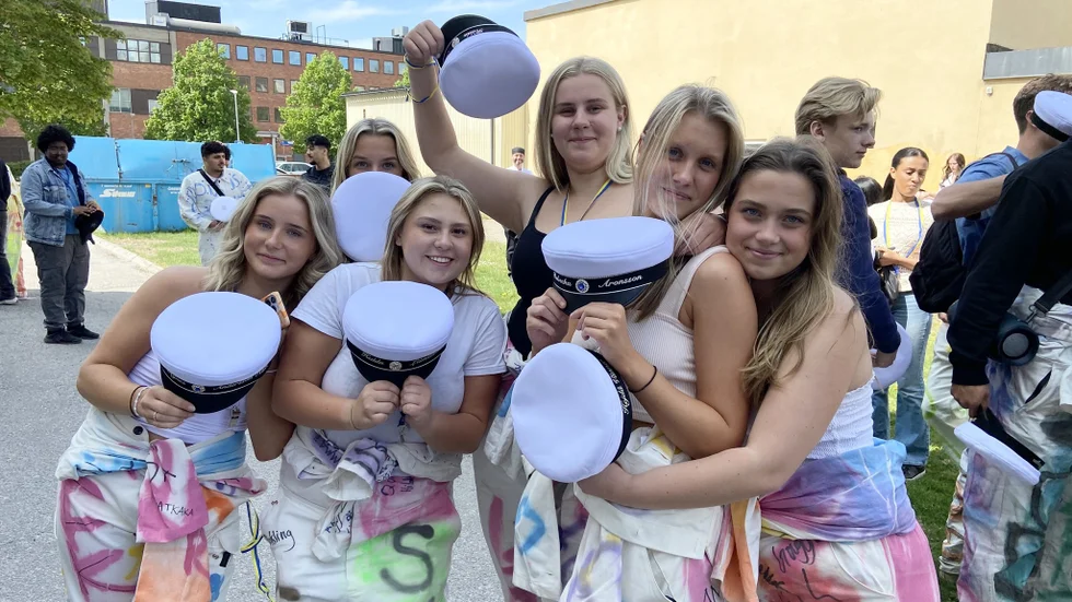 Ett av många gäng som ser fram emot friheten. I samtligas mössor står textat ”Among us”. Från vänster Agnes Andersson Rask, Alice Strömberg, Hedda Liimatainen, Hilda Allvee, Rebecka Aronsson och Ida Elfwing.