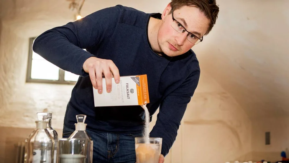 Genom att hälla salt i ett gla vatten kan man få ägget att flyta olika högt. Leif Hallsén, museipedagog på Museum Gustavianum demonstrerar några av de experiment som kommer att göras under museets påsklovsaktivitet.