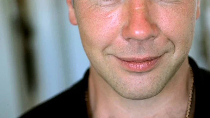 Trotjänare. Mikael Persbrandt ÄR Gunvald Larsson.