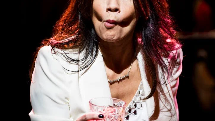 Humor. Lena Philipssons show "Jag är ingen älskling" bjuder på ett brett spektrum, från det allvarliga till det komiska.