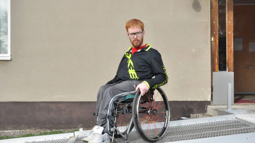Mathias Ahléns rullstol får inte åka med i bussen och därför tvingas han nu ta bilen när familjen ska åka på kryssning.