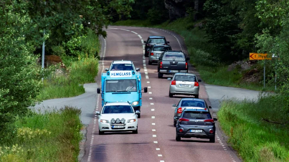 Tät trafik på väg 282. Kommunpolitikerna kommer inte överens om hur vägen mellan Almunge och Uppsala ska se ut. De som bor längs stråket vill se ökad trafiksäkerhet och förlängd cykelväg från Uppsala.