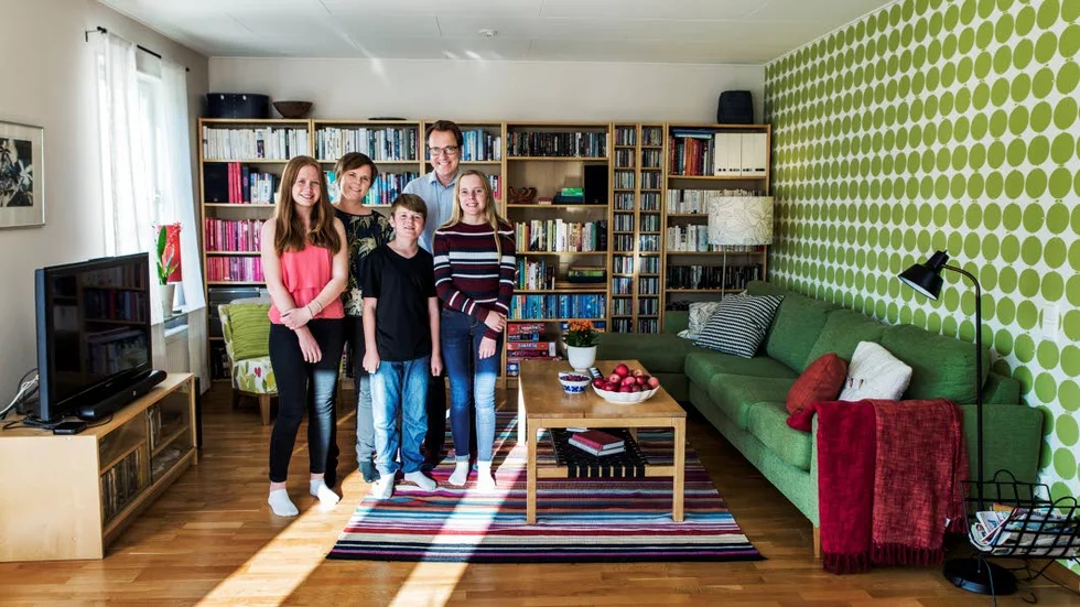 Familjen Gustafsson-Höök, bor här. Fr v besökande grannen Lina Björkman, mamma Vera, pappa Johan och barnen Hjalmar och Astrid.