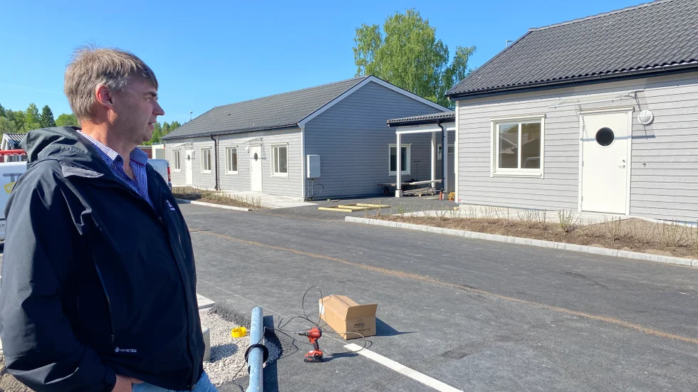 Hans-Erik Olofsson utanför parhusen med åtta lägenheter, där alla fyrarummare är uthyrda.
