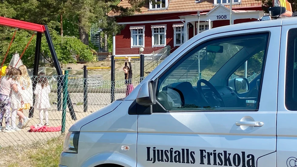 Beslutet att ta bort busshållplatsen utanför Ljusfalls friskola får kritik. Närmaste hållplatsen ligger en kilometer bort från skolan när höstterminen startar i augusti.