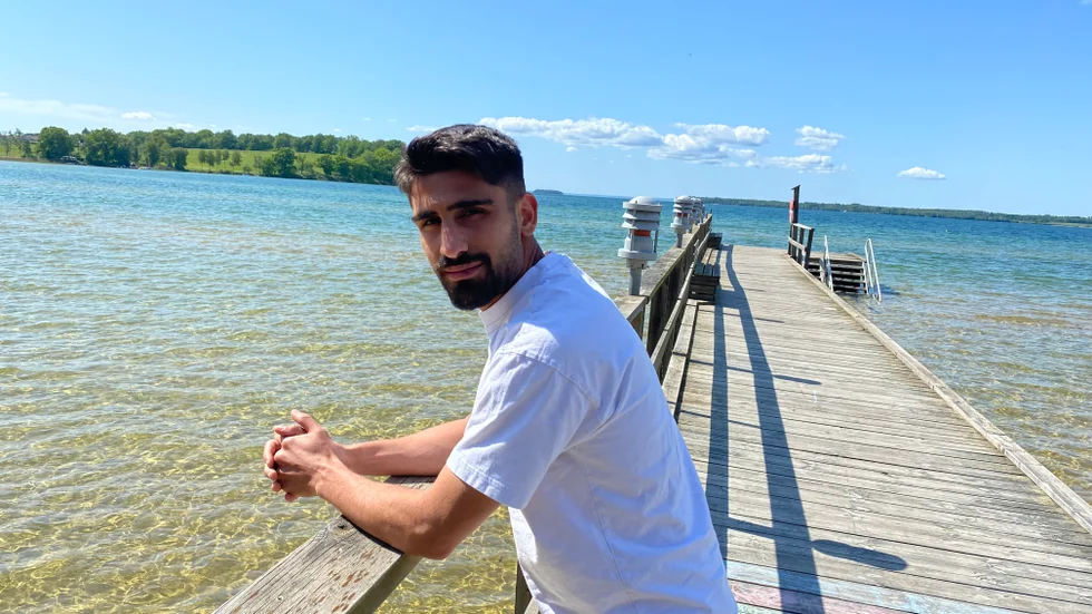 Motala AIF:s spelare Kevin Ali bor i Varamon, inackorderad. Motalas paradis är uppskattat bland spelarna och en dragningskraft för stan. En plats att koppla av. Nu är det ny match borta på lördagen för Maif, mot Vasalund i Solna.