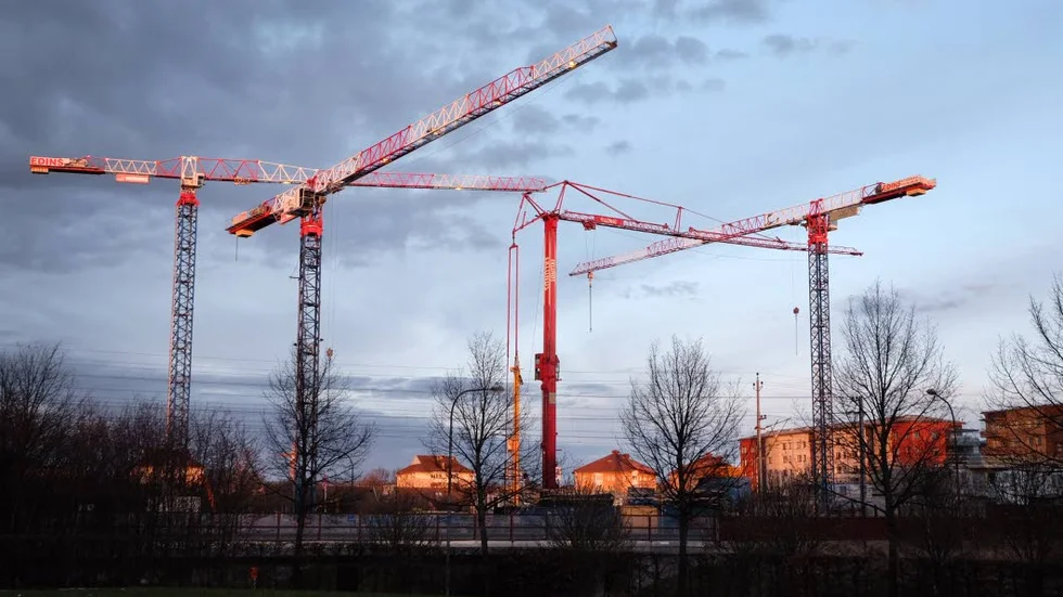 Byggkranar är en vanlig syn i Uppsala. Men antalet nybyggen bromsade kraftigt under första halvåret.