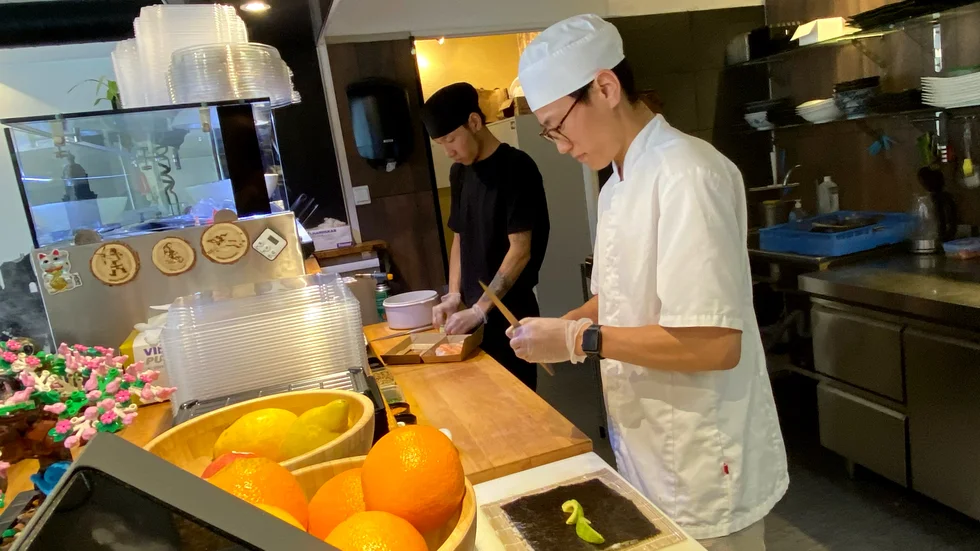 Och Amarjargal och Davaadorj Baatarkhuu, närmast kameran, i arbete i restaurangen som de numera är ägare till. Namnet Todo Sushi har de behållit.
