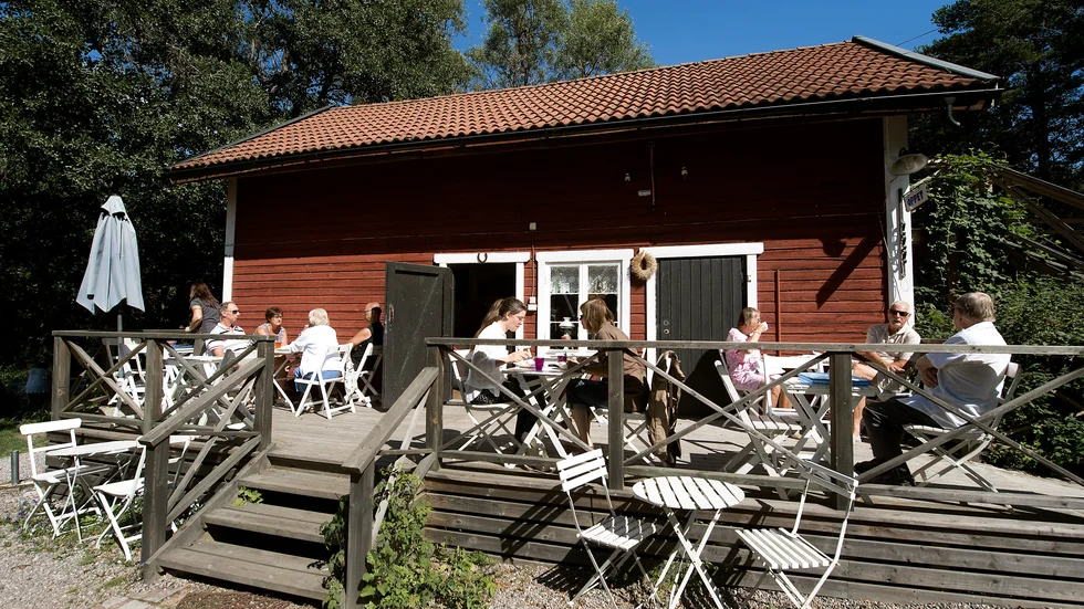 Stora Åstugan hade huserat kaféverksamhet i 36 år när de stängde 2016. Nu finns det möjlighet för nya ägare att ta vid och återigen öppna upp kommersiell verksamhet.