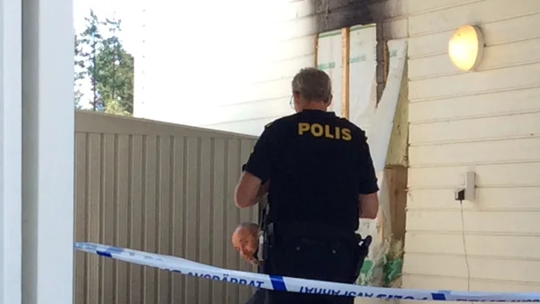 Polisen på plats dagen efter att elden härjat.