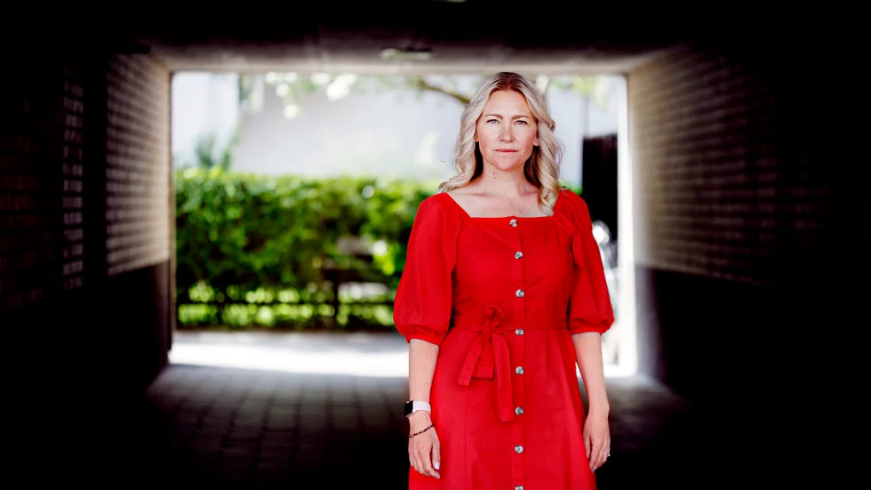 Hur bemöter vi människor i sorg? Frida Johansson föreläser om sorghantering och önskar att vi i stället för en snabb kommentar eller en dunk i ryggen tar oss tid att lyssna. Inte minst när det gäller barn och ungdomar. "Ställ frågor: Hur känner du utifrån den senaste skjutningen? Hur pratar ni i skolan?"