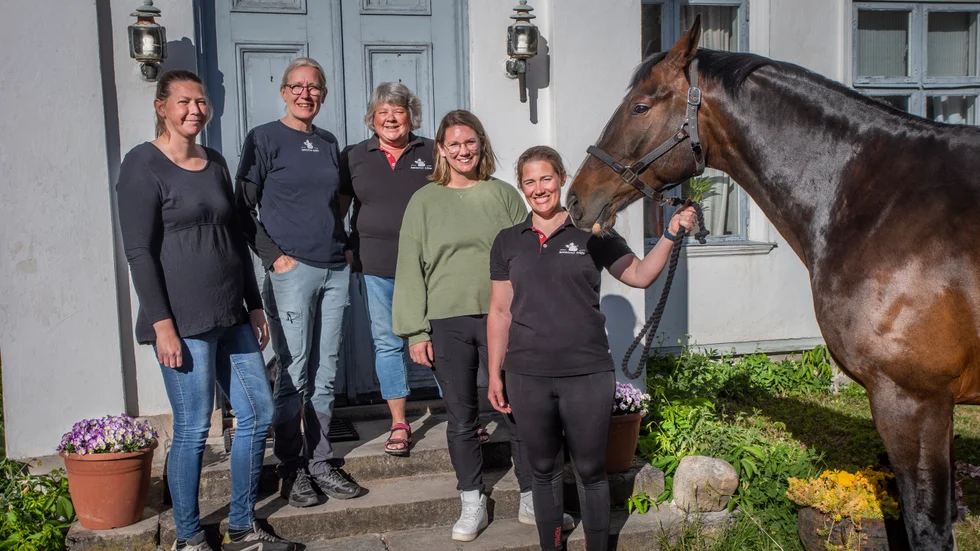 Två generationer på Ringstad gård där det också alltid funnits hästar. Fr v Lisa Engelmark, Eva Axelsson, Ingela Hellgren, Tove Söderström och Maria Mårdh med sin häst Vienne Bleu.
