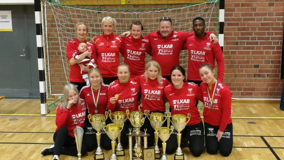 Medaljtruppen. Här är hela Gällivare SK.s trupp som fixade medaljerna i SM. Övre raden fr v: Sofia Mattsson med dottern My, Jenny Fransson, Johanna Mattsson, Lars Näslund, Hussam Omar. Nedre raden fr v: Tilda Näslund, Liv Martinsson, Henna Johansson, Ida Näslund, Sofia Cederqvist, Miciel Wennström.